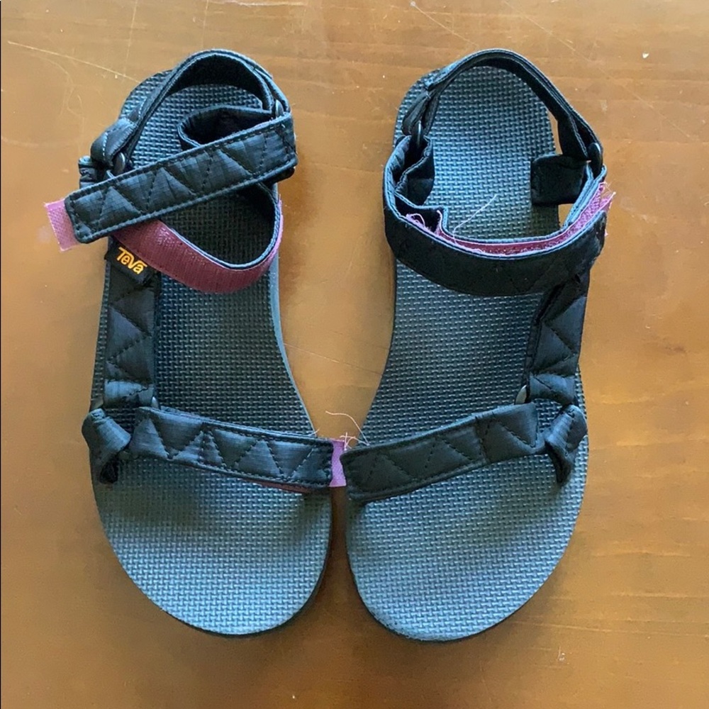 Black/purple Tevas in good condition